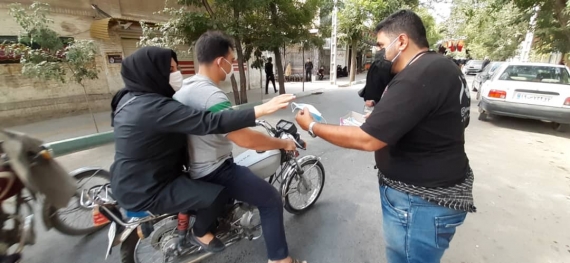 در دهه اول محرم؛توزیع 25هزار عدد ماسک در پویش نذر ماسک در خمینی شهر (حسینیه ایران)