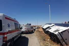 ۱۱ مصدوم در پی واژگونی اتوبوس در موته اصفهان